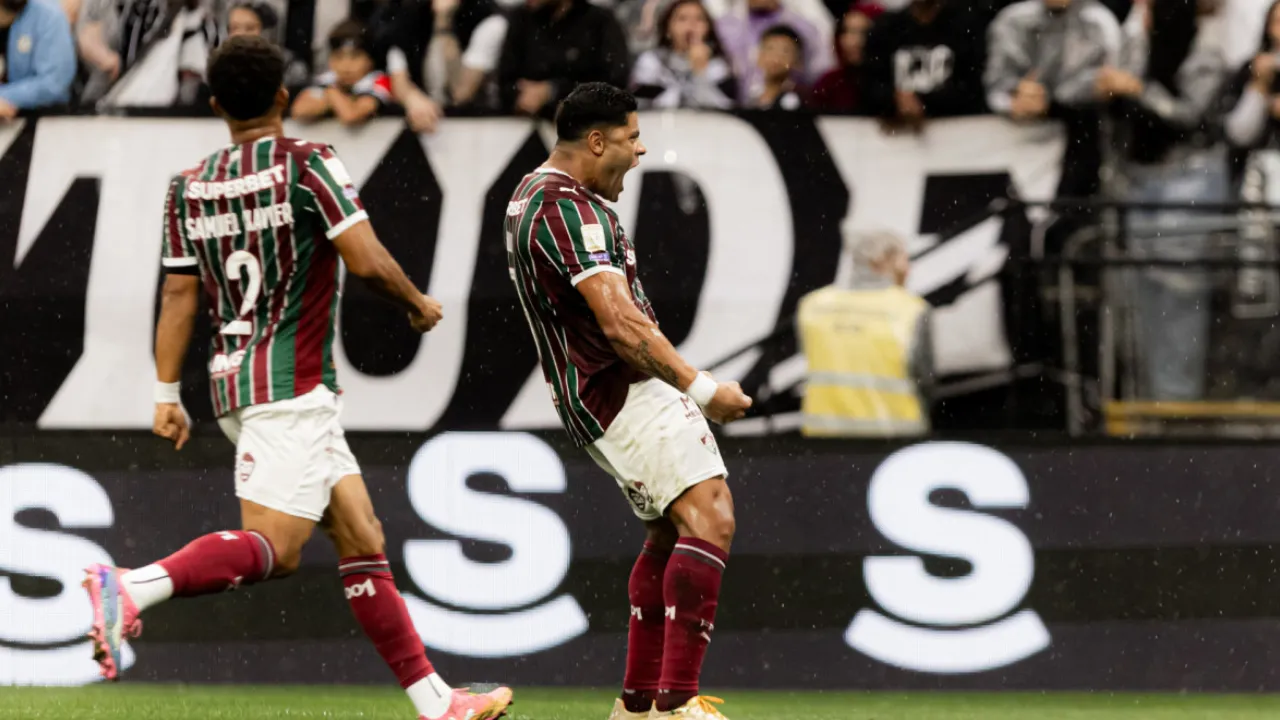 Hulk comemora pelo Fluminense após marcar contra o Corinthians pelo Campeonato Brasileiro Hulk comemora pelo Fluminense após marcar contra o Corinthians pelo Campeonato Brasileiro