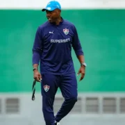 Integrante da comissão técnica do Fluminense durante preparação para enfrentar o Corinthians pelo Brasileirão