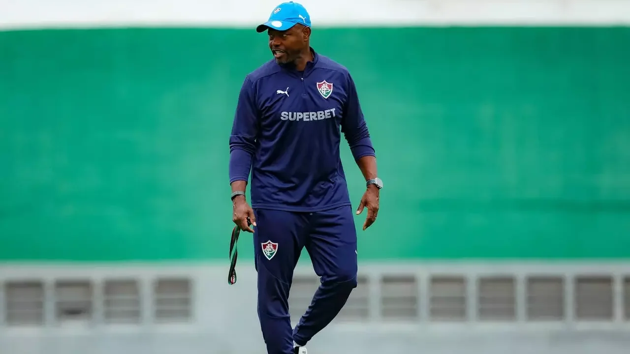 Integrante da comissão técnica do Fluminense durante preparação para enfrentar o Corinthians pelo Brasileirão