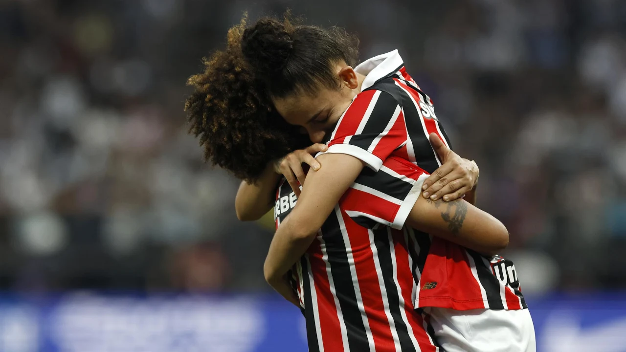 Jogadoras do São Paulo comemoram durante vitória sobre o Corinthians na final do Brasileirão Feminino