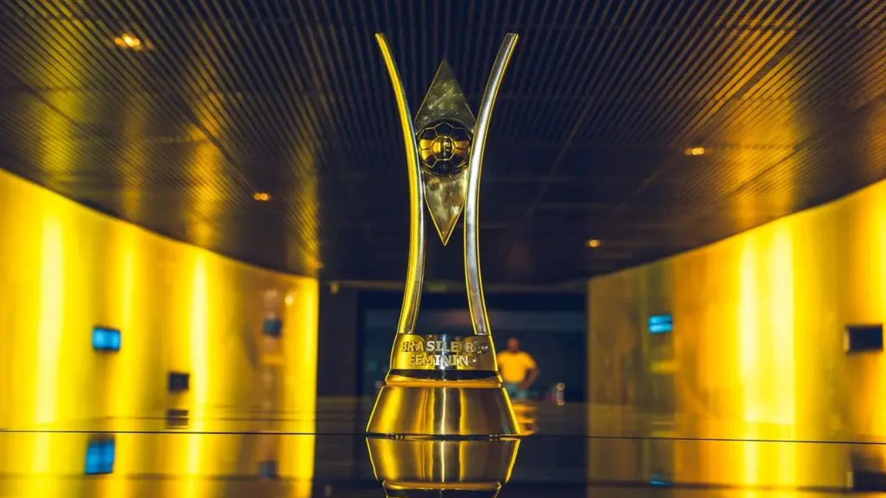 Troféu do Campeonato Brasileiro Feminino exposto antes da decisão do torneio