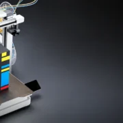 Impressora 3D Creality SPARKX i8 produz peça multicolorida com quatro cores.
