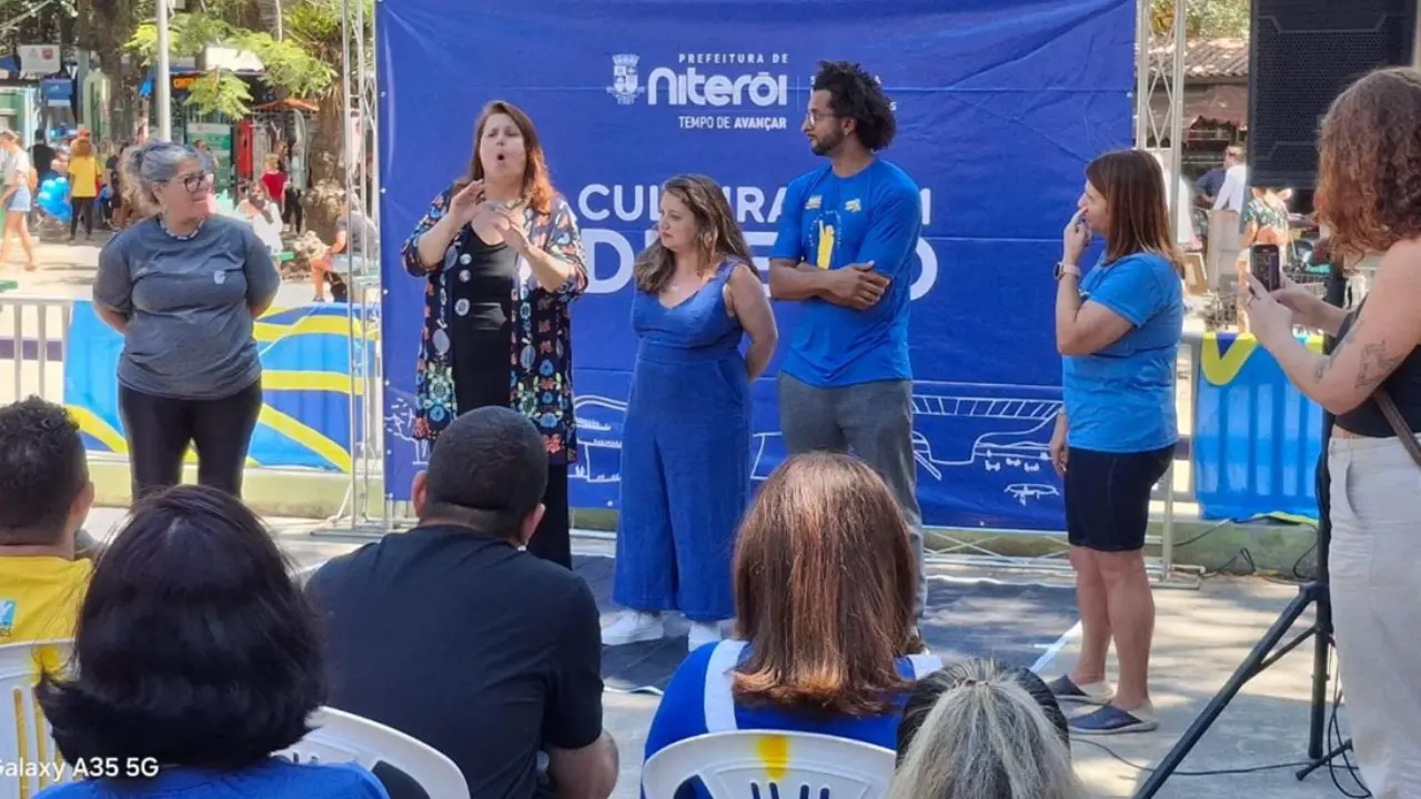 Atividade de Cultura Surda com interpretação em Libras no Campo de São Bento, em Niterói