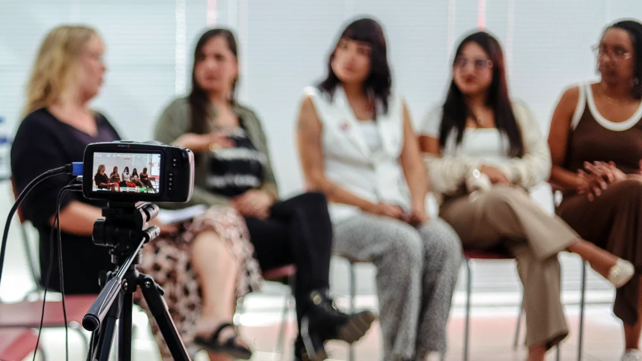 Mulheres participam de atividade audiovisual com câmera em primeiro plano; curso gratuito encerra inscrições em Maricá Mulheres participam de atividade audiovisual com câmera em primeiro plano; curso gratuito encerra inscrições em Maricá