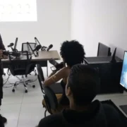 Jovens participam de atividade em uma das Casas da Juventude de Maricá
