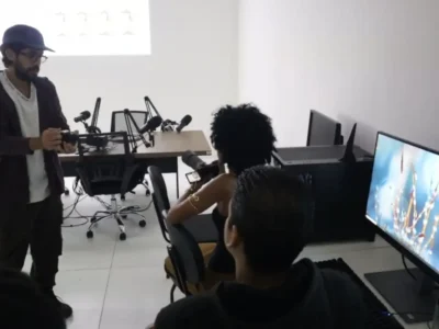 Jovens participam de atividade em uma das Casas da Juventude de Maricá
