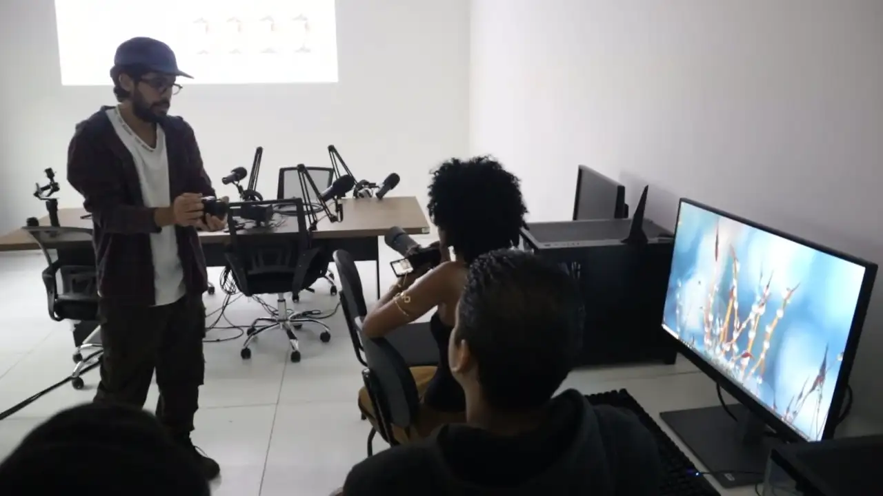 Jovens participam de atividade em uma das Casas da Juventude de Maricá