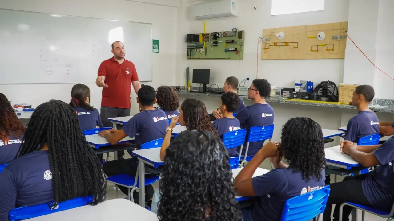 Estudantes da rede municipal de Itaboraí durante visita ao Instituto Federal Fluminense para conhecer cursos técnicos de 2027