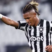 Danilo em ação pelo Botafogo durante partida do Campeonato Brasileiro