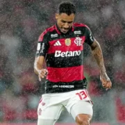 Danilo em campo pelo Flamengo durante partida no Maracanã