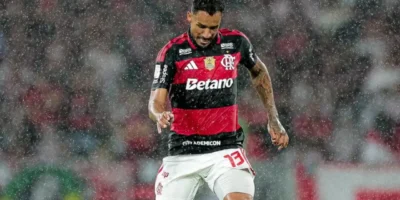 Danilo em campo pelo Flamengo durante partida no Maracanã
