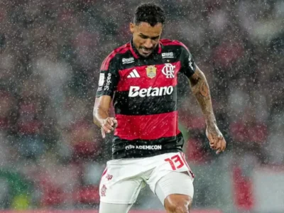 Danilo em campo pelo Flamengo durante partida no Maracanã
