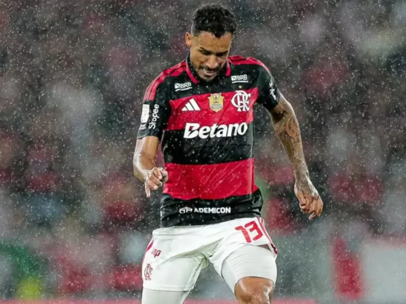Danilo em campo pelo Flamengo durante partida no Maracanã