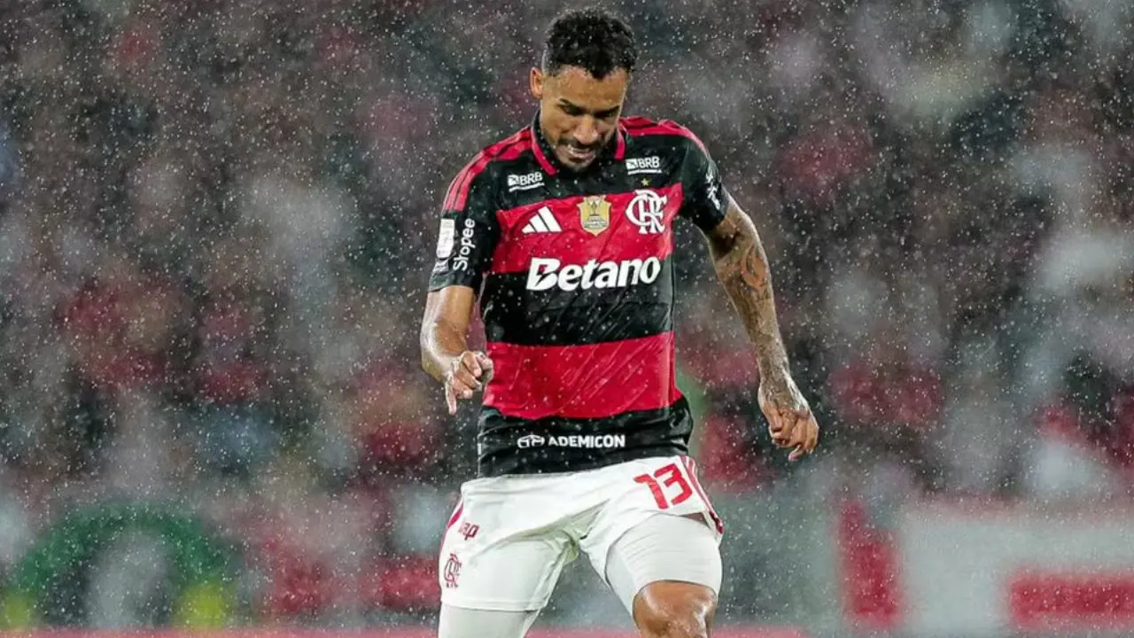 Danilo em campo pelo Flamengo durante partida no Maracanã Danilo em campo pelo Flamengo durante partida no Maracanã