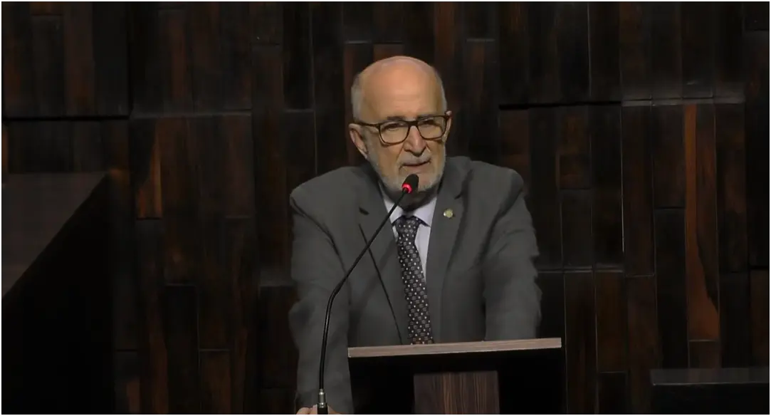 Deputado estadual Luiz Paulo, do PSD, discursa na tribuna da Alerj sobre o projeto que suspende desconto em folha de empréstimos feitos por servidores na Credcesta, do Banco Master;