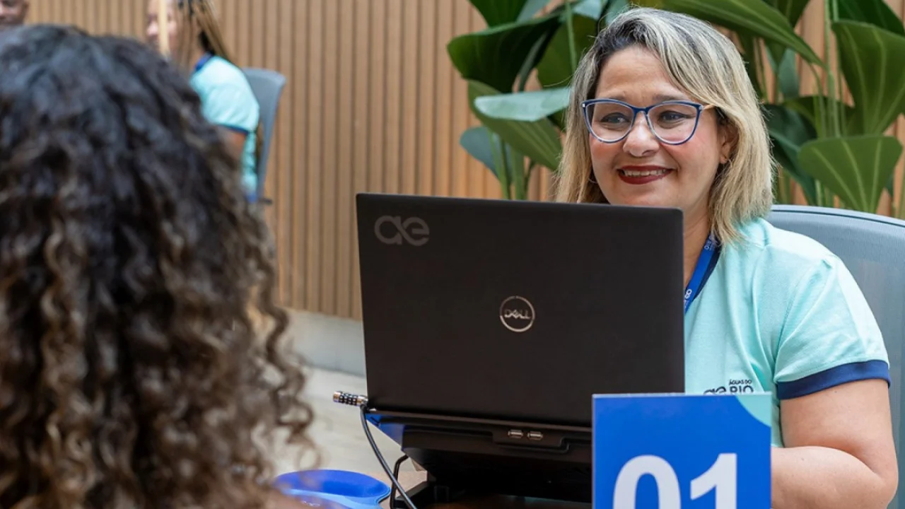 Cliente recebe atendimento da Águas do Rio para negociação de contas de água Cliente recebe atendimento da Águas do Rio para negociação de contas de água