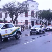 Militares, guardas e estudantes participam do desfile de 7 de Setembro na Avenida Amaral Peixoto, em Niterói