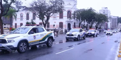 Militares, guardas e estudantes participam do desfile de 7 de Setembro na Avenida Amaral Peixoto, em Niterói
