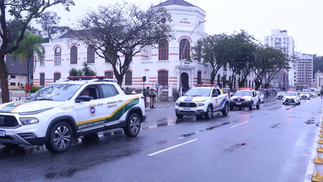 Militares, guardas e estudantes participam do desfile de 7 de Setembro na Avenida Amaral Peixoto, em Niterói