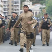 Guardas municipais participam de desfile cívico-militar na Avenida Amaral Peixoto, no Centro de Niterói