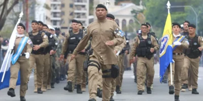 Guardas municipais participam de desfile cívico-militar na Avenida Amaral Peixoto, no Centro de Niterói