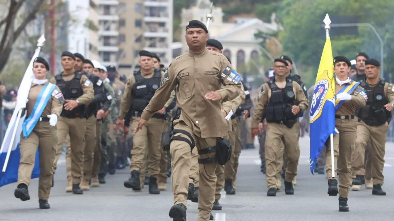 Guardas municipais participam de desfile cívico-militar na Avenida Amaral Peixoto, no Centro de Niterói