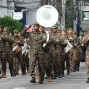 Militares do Exército desfilam com banda pelas ruas de São Gonçalo