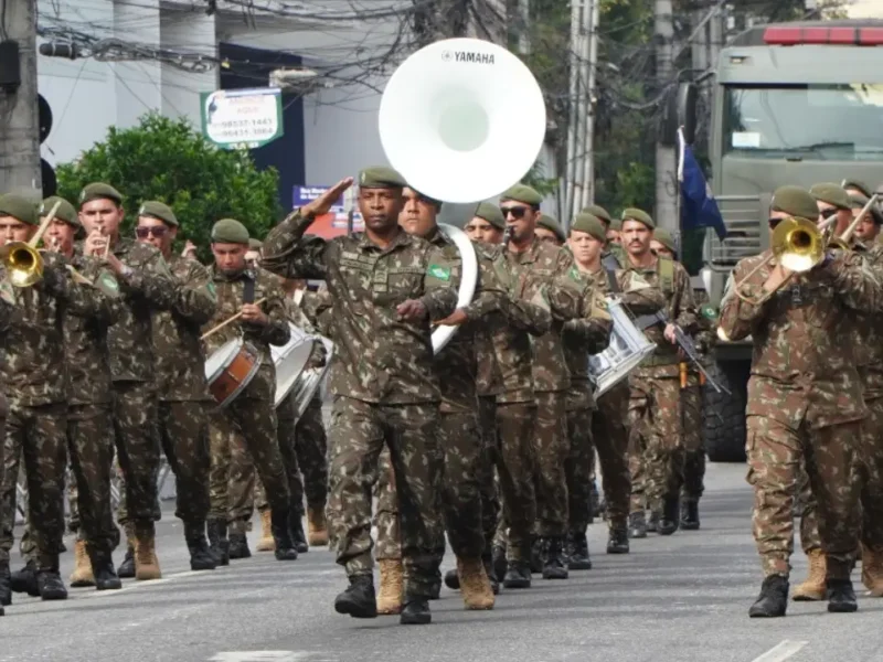 Militares do Exército desfilam com banda pelas ruas de São Gonçalo