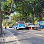 Trânsito na Gávea com ônibus, carros, motocicleta e pedestre na Rua Marquês de São Vicente