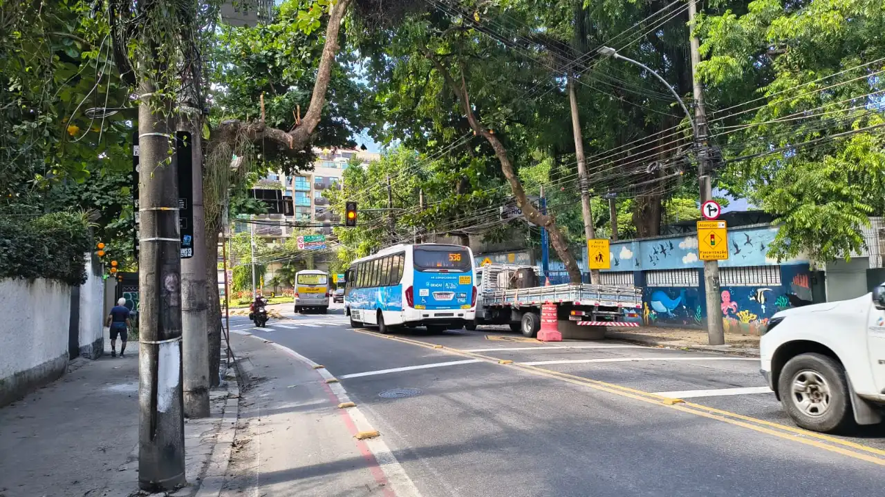 Trânsito na Gávea com ônibus, carros, motocicleta e pedestre na Rua Marquês de São Vicente