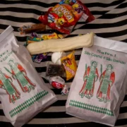 Saquinhos de doces de São Cosme e Damião preparados para distribuição