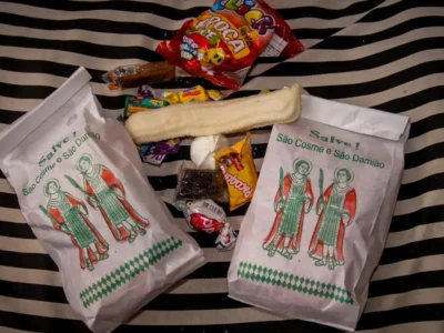 Saquinhos de doces de São Cosme e Damião preparados para distribuição