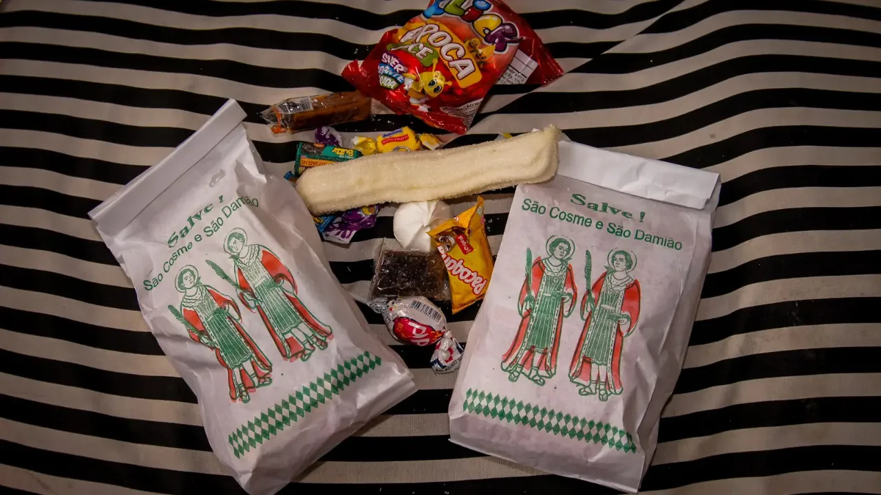 Saquinhos de doces de São Cosme e Damião preparados para distribuição Saquinhos de doces de São Cosme e Damião preparados para distribuição