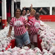 Saquinhos de doces preparados pela Porto da Pedra para São Cosme e Damião