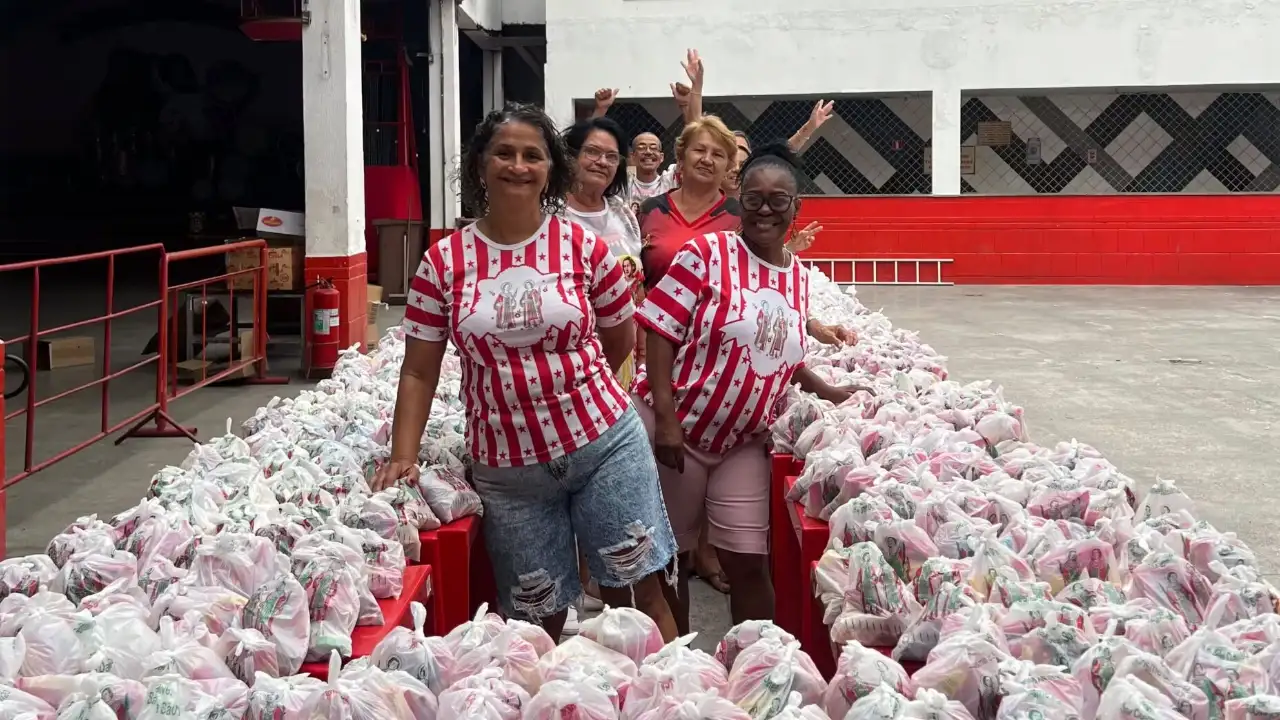 Saquinhos de doces preparados pela Porto da Pedra para São Cosme e Damião
