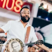 Dudu Nobre durante apresentação de samba com cavaquinho