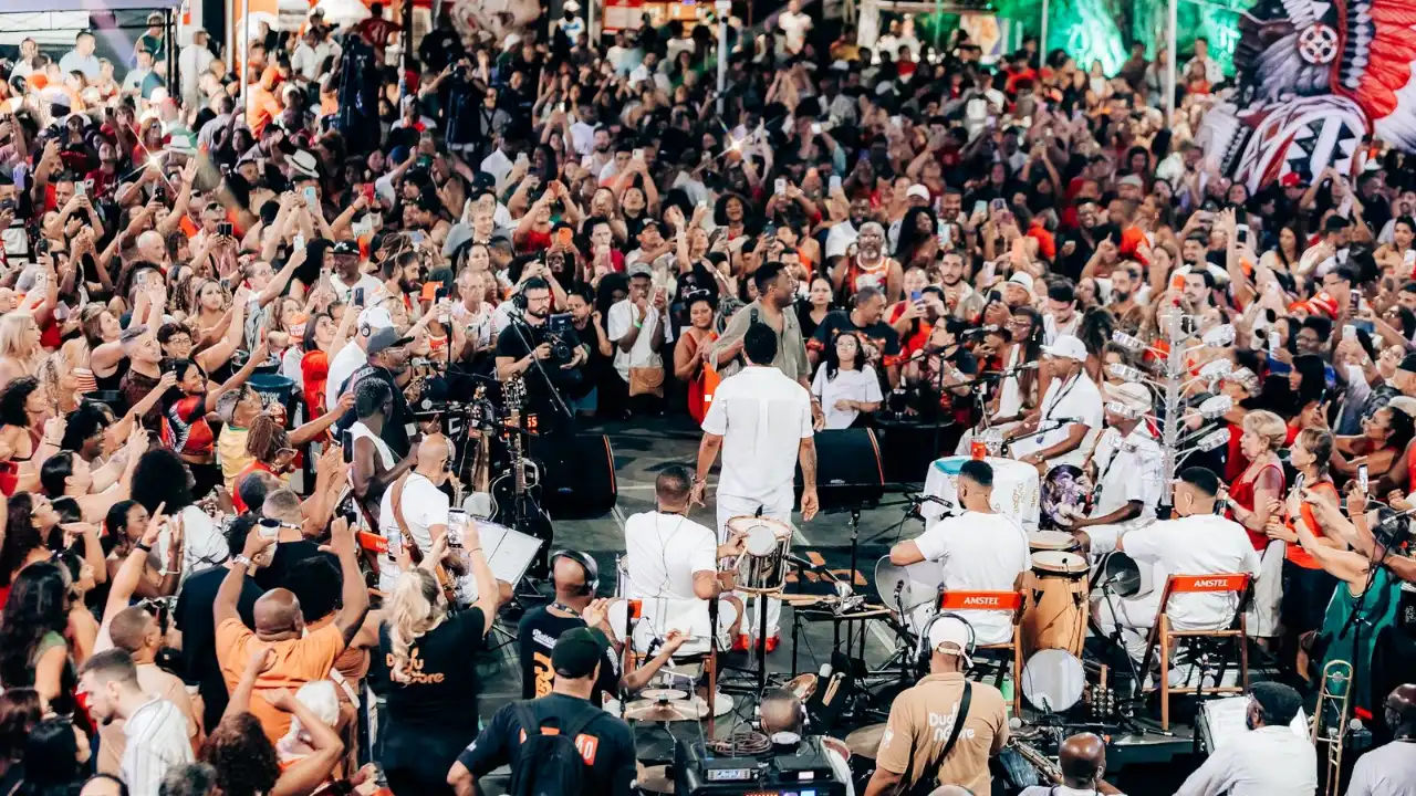 Público acompanha grande roda de samba no Cacique de Ramos Público acompanha grande roda de samba no Cacique de Ramos