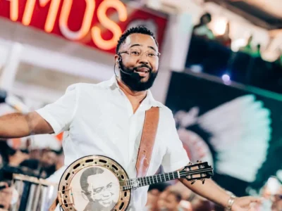 Dudu Nobre durante apresentação de samba com cavaquinho