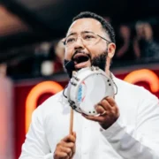Dudu Nobre canta e toca pandeiro durante apresentação no Cacique de Ramos