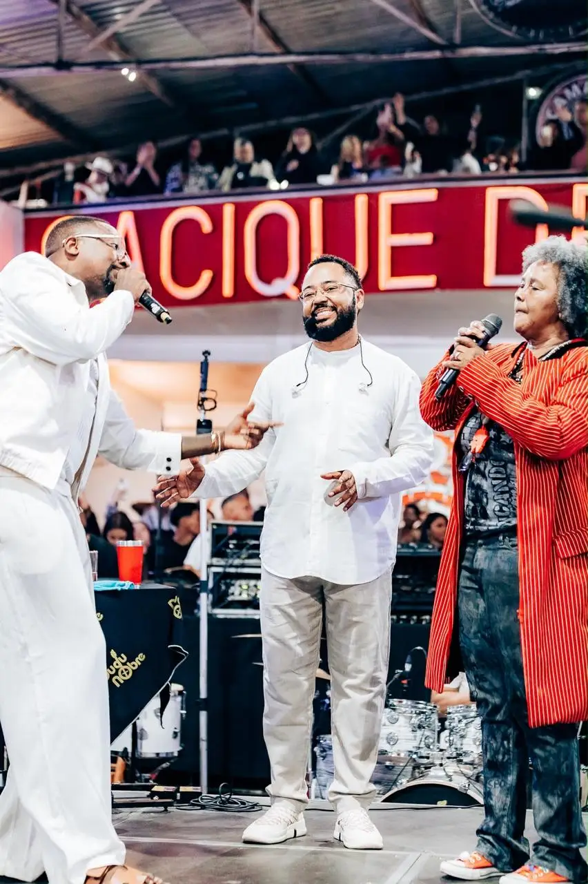 Dudu Nobre canta no Cacique de Ramos ao lado de Mumuzinho e Sandra de Sá Dudu Nobre canta no Cacique de Ramos ao lado de Mumuzinho e Sandra de Sá