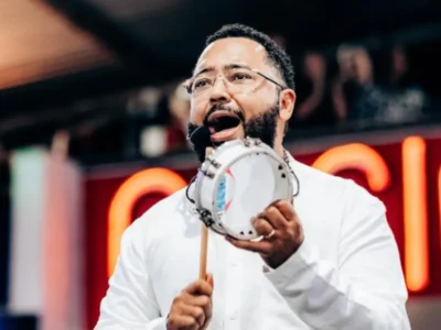 Dudu Nobre canta e toca pandeiro durante apresentação no Cacique de Ramos