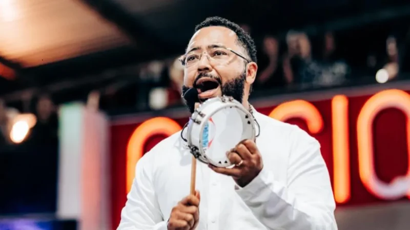 Dudu Nobre canta e toca pandeiro durante apresentação no Cacique de Ramos