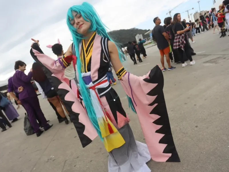 Cosplayer participa de evento de cultura geek em Niterói