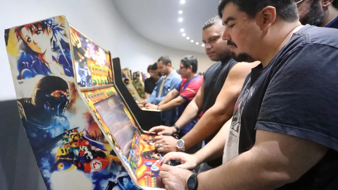 Público joga em máquinas de arcade durante evento geek em Niterói Público joga em máquinas de arcade durante evento geek em Niterói