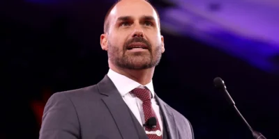 Eduardo Bolsonaro durante evento; ex-deputado foi demitido da Polícia Federal por abandono de cargo