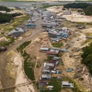 Vista aérea mostra seca e redução do nível da água em área habitada da Amazônia