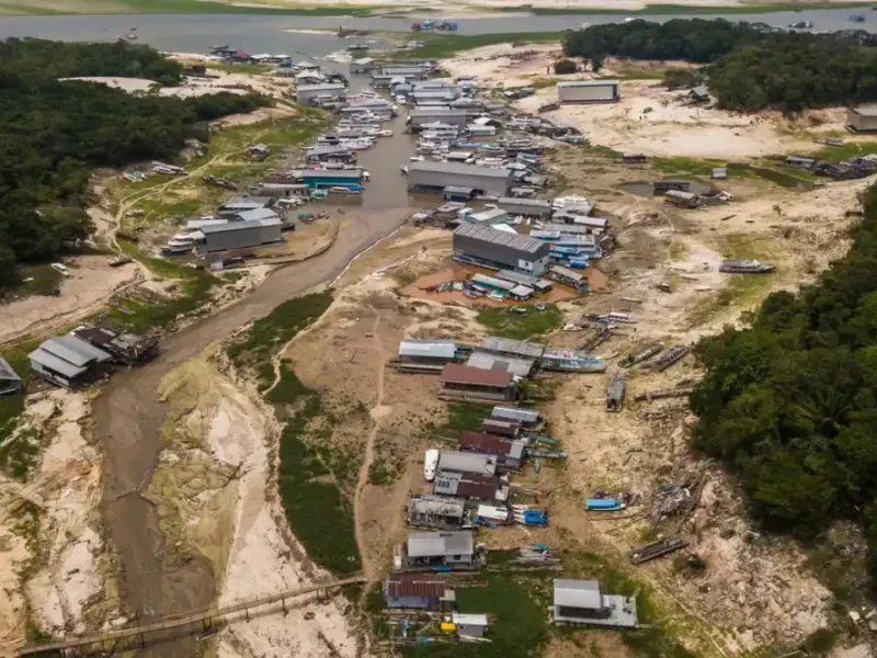 Vista aérea mostra seca e redução do nível da água em área habitada da Amazônia