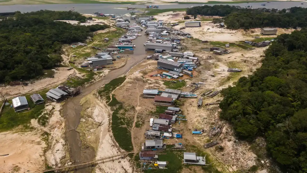 Vista aérea mostra seca e redução do nível da água em área habitada da Amazônia