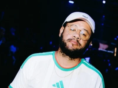 Emicida em foto de divulgação; rapper participa de show gratuito no Rio neste domingo
