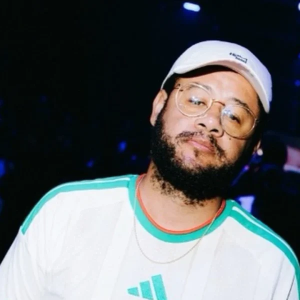 Emicida em foto de divulgação; rapper participa de show gratuito no Rio neste domingo